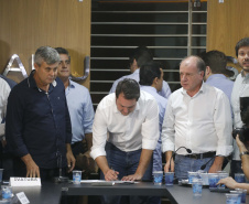 Pavimentação asfáltica, pista de caminhada e aquisição de equipamentos e veículos são algumas das ações que oito municípios do Noroeste do Paraná farão com recursos do Governo do Estado. O governador Carlos Massa Ratinho Junior esteve nesta sexta-feira (29) na sede da Associação dos Municípios do Setentrião Paranaense (Amusep), em Maringá, e homologou e autorizou editais de licitação que somam R$ 5,39 milhões.  -  Maringá, 29/03/2019  -  Foto: Arnaldo Alves/ANPr