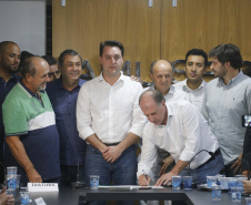 Pavimentação asfáltica, pista de caminhada e aquisição de equipamentos e veículos são algumas das ações que oito municípios do Noroeste do Paraná farão com recursos do Governo do Estado. O governador Carlos Massa Ratinho Junior esteve nesta sexta-feira (29) na sede da Associação dos Municípios do Setentrião Paranaense (Amusep), em Maringá, e homologou e autorizou editais de licitação que somam R$ 5,39 milhões.  -  Maringá, 29/03/2019  -  Foto: Arnaldo Alves/ANPr