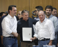 Pavimentação asfáltica, pista de caminhada e aquisição de equipamentos e veículos são algumas das ações que oito municípios do Noroeste do Paraná farão com recursos do Governo do Estado. O governador Carlos Massa Ratinho Junior esteve nesta sexta-feira (29) na sede da Associação dos Municípios do Setentrião Paranaense (Amusep), em Maringá, e homologou e autorizou editais de licitação que somam R$ 5,39 milhões.  -  Maringá, 29/03/2019  -  Foto: Arnaldo Alves/ANPr