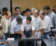 Pavimentação asfáltica, pista de caminhada e aquisição de equipamentos e veículos são algumas das ações que oito municípios do Noroeste do Paraná farão com recursos do Governo do Estado. O governador Carlos Massa Ratinho Junior esteve nesta sexta-feira (29) na sede da Associação dos Municípios do Setentrião Paranaense (Amusep), em Maringá, e homologou e autorizou editais de licitação que somam R$ 5,39 milhões.  -  Maringá, 29/03/2019  -  Foto: Arnaldo Alves/ANPr