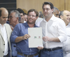Pavimentação asfáltica, pista de caminhada e aquisição de equipamentos e veículos são algumas das ações que oito municípios do Noroeste do Paraná farão com recursos do Governo do Estado. O governador Carlos Massa Ratinho Junior esteve nesta sexta-feira (29) na sede da Associação dos Municípios do Setentrião Paranaense (Amusep), em Maringá, e homologou e autorizou editais de licitação que somam R$ 5,39 milhões.  -  Maringá, 29/03/2019  -  Foto: Arnaldo Alves/ANPr