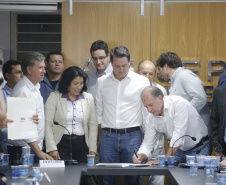 Pavimentação asfáltica, pista de caminhada e aquisição de equipamentos e veículos são algumas das ações que oito municípios do Noroeste do Paraná farão com recursos do Governo do Estado. O governador Carlos Massa Ratinho Junior esteve nesta sexta-feira (29) na sede da Associação dos Municípios do Setentrião Paranaense (Amusep), em Maringá, e homologou e autorizou editais de licitação que somam R$ 5,39 milhões.  -  Maringá, 29/03/2019  -  Foto: Arnaldo Alves/ANPr