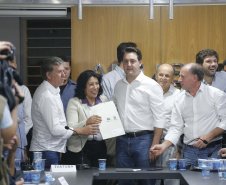 Pavimentação asfáltica, pista de caminhada e aquisição de equipamentos e veículos são algumas das ações que oito municípios do Noroeste do Paraná farão com recursos do Governo do Estado. O governador Carlos Massa Ratinho Junior esteve nesta sexta-feira (29) na sede da Associação dos Municípios do Setentrião Paranaense (Amusep), em Maringá, e homologou e autorizou editais de licitação que somam R$ 5,39 milhões.  -  Maringá, 29/03/2019  -  Foto: Arnaldo Alves/ANPr