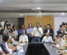 Pavimentação asfáltica, pista de caminhada e aquisição de equipamentos e veículos são algumas das ações que oito municípios do Noroeste do Paraná farão com recursos do Governo do Estado. O governador Carlos Massa Ratinho Junior esteve nesta sexta-feira (29) na sede da Associação dos Municípios do Setentrião Paranaense (Amusep), em Maringá, e homologou e autorizou editais de licitação que somam R$ 5,39 milhões.  -  Maringá, 29/03/2019  -  Foto: Arnaldo Alves/ANPr
