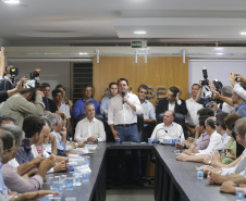 Pavimentação asfáltica, pista de caminhada e aquisição de equipamentos e veículos são algumas das ações que oito municípios do Noroeste do Paraná farão com recursos do Governo do Estado. O governador Carlos Massa Ratinho Junior esteve nesta sexta-feira (29) na sede da Associação dos Municípios do Setentrião Paranaense (Amusep), em Maringá, e homologou e autorizou editais de licitação que somam R$ 5,39 milhões.  -  Maringá, 29/03/2019  -  Foto: Arnaldo Alves/ANPr