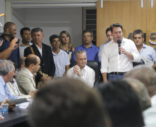 Pavimentação asfáltica, pista de caminhada e aquisição de equipamentos e veículos são algumas das ações que oito municípios do Noroeste do Paraná farão com recursos do Governo do Estado. O governador Carlos Massa Ratinho Junior esteve nesta sexta-feira (29) na sede da Associação dos Municípios do Setentrião Paranaense (Amusep), em Maringá, e homologou e autorizou editais de licitação que somam R$ 5,39 milhões.  -  Maringá, 29/03/2019  -  Foto: Arnaldo Alves/ANPr