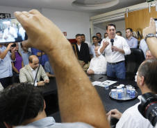 Pavimentação asfáltica, pista de caminhada e aquisição de equipamentos e veículos são algumas das ações que oito municípios do Noroeste do Paraná farão com recursos do Governo do Estado. O governador Carlos Massa Ratinho Junior esteve nesta sexta-feira (29) na sede da Associação dos Municípios do Setentrião Paranaense (Amusep), em Maringá, e homologou e autorizou editais de licitação que somam R$ 5,39 milhões.  -  Maringá, 29/03/2019  -  Foto: Arnaldo Alves/ANPr