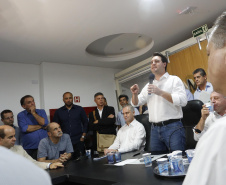 Pavimentação asfáltica, pista de caminhada e aquisição de equipamentos e veículos são algumas das ações que oito municípios do Noroeste do Paraná farão com recursos do Governo do Estado. O governador Carlos Massa Ratinho Junior esteve nesta sexta-feira (29) na sede da Associação dos Municípios do Setentrião Paranaense (Amusep), em Maringá, e homologou e autorizou editais de licitação que somam R$ 5,39 milhões.  -  Maringá, 29/03/2019  -  Foto: Arnaldo Alves/ANPr