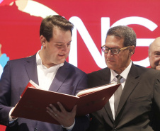 O governador Carlos Massa Ratinho Junior confirmou que vai liberar neste mês de abril um pacote de investimentos para a elaboração de projetos executivos na área de infraestrutura. O anúncio foi feito durante a cerimônia de lançamento da 47ª Exposição Feira Agropecuária, Industrial e Comercial de Maringá (Expoinga 2019), na noite de sexta-feira (29), em Maringá.   -  Maringá, 29/03/2019  -  Foto: Arnaldo Alves/ANPr