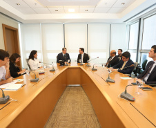 O governador Carlos Massa Ratinho Junior se reuniu nesta terça-feira (2) com o presidente do Banco Nacional do Desenvolvimento Econômico e Social (BNDES), Joaquim Levy, para buscar o apoio do banco a projetos desenvolvidos no Paraná. No encontro, no Rio de Janeiro, foram discutidos oportunidades de financiamentos para as áreas de infraestrutura, agronegócio, turismo e linhas de crédito para empreendedores. - Rio de Janeiro, 02/04/2019. Foto: Rodrigo Felix Leal/ANPr