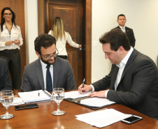O governador Carlos Massa Ratinho Junior anunciou a redução nas taxas de juros das operações de crédito da Fomento Paraná, instituição financeira estadual que oferece crédito a empreendedores.  -  Curitiba, 03/04/2019  -  Foto: Rodrigo Félix Leal/ANPr