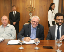 O governador Carlos Massa Ratinho Junior anunciou a redução nas taxas de juros das operações de crédito da Fomento Paraná, instituição financeira estadual que oferece crédito a empreendedores.  -  Curitiba, 03/04/2019  -  Foto: Rodrigo Félix Leal/ANPr