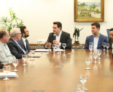 O governador Carlos Massa Ratinho Junior anunciou a redução nas taxas de juros das operações de crédito da Fomento Paraná, instituição financeira estadual que oferece crédito a empreendedores.  -  Curitiba, 03/04/2019  -  Foto: Rodrigo Félix Leal/ANPr