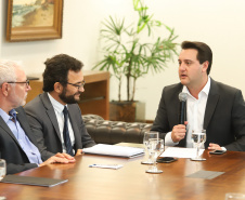 O governador Carlos Massa Ratinho Junior anunciou a redução nas taxas de juros das operações de crédito da Fomento Paraná, instituição financeira estadual que oferece crédito a empreendedores.  -  Curitiba, 03/04/2019  -  Foto: Rodrigo Félix Leal/ANPr