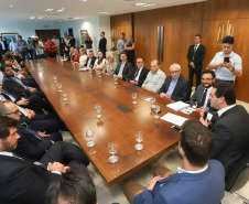 O governador Carlos Massa Ratinho Junior anunciou a redução nas taxas de juros das operações de crédito da Fomento Paraná, instituição financeira estadual que oferece crédito a empreendedores.  -  Curitiba, 03/04/2019  -  Foto: Rodrigo Félix Leal/ANPr