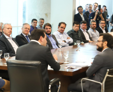 O governador Carlos Massa Ratinho Junior anunciou a redução nas taxas de juros das operações de crédito da Fomento Paraná, instituição financeira estadual que oferece crédito a empreendedores.  -  Curitiba, 03/04/2019  -  Foto: Rodrigo Félix Leal/ANPr
