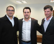 O governador Carlos Massa Ratinho Junior anunciou a redução nas taxas de juros das operações de crédito da Fomento Paraná, instituição financeira estadual que oferece crédito a empreendedores.  -  Curitiba, 03/04/2019  -  Foto: Rodrigo Félix Leal/ANPr