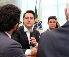 O governador Carlos Massa Ratinho Junior anunciou a redução nas taxas de juros das operações de crédito da Fomento Paraná, instituição financeira estadual que oferece crédito a empreendedores. - Curitiba, 03/04/2019  -  Foto: Gilson Abreu/ANPr