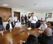 O governador Carlos Massa Ratinho Jr assinou no Palácio Iguaçu, decreto prorrogando a isenção do transporte para PCD (Pessoa Com Deficiência). Presentes na solenidade: prefeito de Curitiba, Rafael Greca de Macedo; secretário de Desenvolvimento Urbano, João Carlos Ortega; diretor presidente da Comec, Gilson dos Santos, entre outros.Curitiba, 09-04-19.Foto: Arnaldo Alves / ANPr.