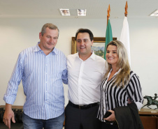 O governador Carlos Massa Ratinho Jr assinou no Palácio Iguaçu, decreto prorrogando a isenção do transporte para PCD (Pessoa Com Deficiência). Presentes na solenidade: prefeito de Curitiba, Rafael Greca de Macedo; secretário de Desenvolvimento Urbano, João Carlos Ortega; diretor presidente da Comec, Gilson dos Santos, entre outros.Curitiba, 09-04-19.Foto: Arnaldo Alves / ANPr.