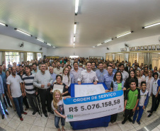 O governador Carlos Massa Ratinho Junior  assina ordem de serviço para construção de Escola em Mauá da Serra nesta quarta-feira (10).  Londrina, 10/04/2019 -  Foto: Geraldo Bubniak/ANPr