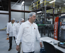  Também em Mauá da Serra, Ratinho Junior visitou as instalações da SL Alimentos, uma das maiores produtoras de aveia da América Latina. No local, ele reforçou o compromisso do Estado com o setor produtivo. “Estamos construindo aqui no Paraná um ambiente para que as indústrias possam crescer e gerar cada vez mais empregos”, disse. Foto: Rodrigo Felix Leal/ANPr