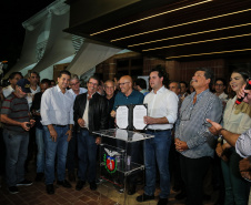 O governador Carlos Massa Ratinho Junior  assina ato que instala o Governo na Expolondrina nesta quarta-feira (10).  Londrina, 10/04/2019 -  Foto: Geraldo Bubniak/ANPr