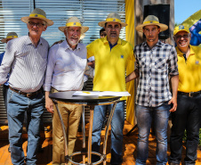 O vice governador Darci Piana faz a  entrega de tratores para agricultores familiares. Os equipamentos são do programa Trator Solidário, na Expolondrina nesta quinta-feira (11).  Londrina, 11/04/2019 -  Foto: Geraldo Bubniak/ANPr