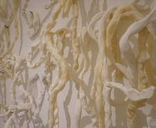 Para este encontro, a equipe do Educativo preparou uma mediação da exposição “Oferenda – Guita Soifer”. Após a visita, acontecerá também a oficina “Memória: Estar Suspenso”, que contará com uma roda de conversa e prática artística conduzida pela própria Guita Soifer. Foto: Divulgação-MON