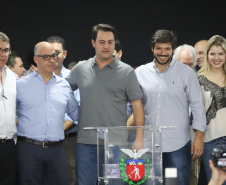 O governador Carlos Massa Ratinho Junior afirmou nesta sexta-feira (12), em encontro com prefeitos de cidades da região Norte, realizado na ExpoLondrina, que o programa de transferência da sede administrativa para cidades do interior fortalece a presença do governo junto à população e agiliza o encaminhamento das demandas regionais.  -  Londrina, 12/04/2019  -  Foto: Rodrigo Félix Leal/ANPr