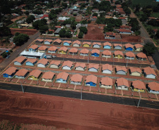 O governador Carlos Massa Ratinho Junior participa nesta sexta-feira (12) da inauguração do residencial Manoel Bono Belascuzas e entrega as chaves da casa própria para 44 famílias de Nova Londrina, no Noroeste do Estado. O empreendimento foi construído em um trabalho integrado do Governo do Estado, por meio da Cohapar, Copel e Sanepar, com o governo federal e a prefeitura.  Nova Londrina, 12/04/2019 -  Foto: Geraldo Bubniak/ANPr