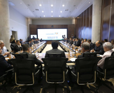 O governador Carlos Massa Ratinho Junior reuniu-se nesta terça-feira (16), no Palácio Iguaçu, em Curitiba, com a equipe de governo. Além de secretários e diretores de companhias estatais, participaram o presidente da Empresa Brasileira de Serviços Hospitalares (Ebserh), general Oswaldo de Jesus Ferreira, o líder do governo na Assembleia, Hussein Bakri, e os deputados estaduais Michele Caputo Neto e Tercílio Turini.  -  Curitiba, 16-04-19.Foto: Arnaldo Alves / ANPr.