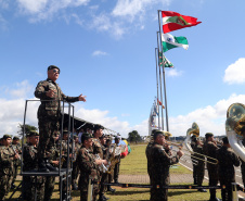 O Exército Brasileiro completa 371 anos em abril. Nesta quarta-feira (17), para celebrar a data, a 5ª Divisão de Exército realizou no Forte Pinheirinho, em Curitiba, uma solenidade militar com apresentação da banda da corporação e desfiles. Também foram entregues Medalhas de Ordem do Mérito Militar e diplomas a 20 civis e militares. O secretário de Estado da Segurança Pública e da Administração Penitenciária, Luiz Felipe Carbonell, participou da solenidade.
Foto Gilson Abreu ANPr