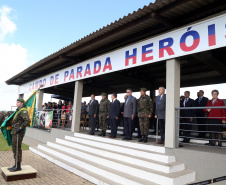 O Exército Brasileiro completa 371 anos em abril. Nesta quarta-feira (17), para celebrar a data, a 5ª Divisão de Exército realizou no Forte Pinheirinho, em Curitiba, uma solenidade militar com apresentação da banda da corporação e desfiles. Também foram entregues Medalhas de Ordem do Mérito Militar e diplomas a 20 civis e militares. O secretário de Estado da Segurança Pública e da Administração Penitenciária, Luiz Felipe Carbonell, participou da solenidade.
Foto Gilson Abreu ANPr