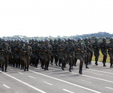 O Exército Brasileiro completa 371 anos em abril. Nesta quarta-feira (17), para celebrar a data, a 5ª Divisão de Exército realizou no Forte Pinheirinho, em Curitiba, uma solenidade militar com apresentação da banda da corporação e desfiles. Também foram entregues Medalhas de Ordem do Mérito Militar e diplomas a 20 civis e militares. O secretário de Estado da Segurança Pública e da Administração Penitenciária, Luiz Felipe Carbonell, participou da solenidade.
Foto Gilson Abreu ANPr
