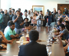 O governador Carlos Massa Ratinho Junior assinou nesta quarta-feira (17), no Palácio Iguaçu, um projeto de lei que propõe a criação do Conselho Estadual dos Povos Indígenas (CEPI-PR), órgão consultivo que será responsável por assegurar a participação dos povos indígenas nas políticas públicas do Estado.  -  Curitiba, 17/04/2019  -  Foto:  Rodrigo Félix Leal/ANPr