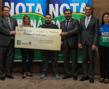 O Governo do Estado entrega os três principais prêmios do sorteio de Abril do programa Nota Paraná, de R$ 20 mil, R$ 30 mil e R$ 50 mil. A solenidade de premiação acontece na Secretaria de Estado da Fazenda, em Curitiba nesta quarta-feira (17).   Curitiba, 17/04/2019 -  Foto: Geraldo Bubniak/ANPr