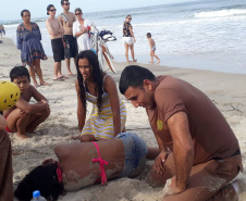 Os policiais Delmir Notte e Walter Viana da Silva fizeram um múltiplo salvamento no balneário de Albatroz, em Matinhos, e retiraram seis pessoas do mar com vida na tarde de sábado (20). Todas as vítimas receberam atendimento no Hospital Nossa Senhora dos Navegantes, inclusive os próprios policiais, que por exaustão decorrida do resgate necessitaram de cuidados.  -  Curitiba, 22/04/2019  -  Foto: PMPR