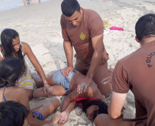 Os policiais Delmir Notte e Walter Viana da Silva fizeram um múltiplo salvamento no balneário de Albatroz, em Matinhos, e retiraram seis pessoas do mar com vida na tarde de sábado (20). Todas as vítimas receberam atendimento no Hospital Nossa Senhora dos Navegantes, inclusive os próprios policiais, que por exaustão decorrida do resgate necessitaram de cuidados.  -  Curitiba, 22/04/2019  -  Foto: PMPR