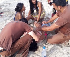 Os policiais Delmir Notte e Walter Viana da Silva fizeram um múltiplo salvamento no balneário de Albatroz, em Matinhos, e retiraram seis pessoas do mar com vida na tarde de sábado (20). Todas as vítimas receberam atendimento no Hospital Nossa Senhora dos Navegantes, inclusive os próprios policiais, que por exaustão decorrida do resgate necessitaram de cuidados.  -  Curitiba, 22/04/2019  -  Foto: PMPR