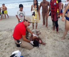 Os policiais Delmir Notte e Walter Viana da Silva fizeram um múltiplo salvamento no balneário de Albatroz, em Matinhos, e retiraram seis pessoas do mar com vida na tarde de sábado (20). Todas as vítimas receberam atendimento no Hospital Nossa Senhora dos Navegantes, inclusive os próprios policiais, que por exaustão decorrida do resgate necessitaram de cuidados.  -  Curitiba, 22/04/2019  -  Foto: PMPR