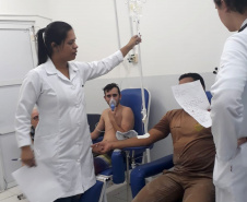 Os policiais Delmir Notte e Walter Viana da Silva fizeram um múltiplo salvamento no balneário de Albatroz, em Matinhos, e retiraram seis pessoas do mar com vida na tarde de sábado (20). Todas as vítimas receberam atendimento no Hospital Nossa Senhora dos Navegantes, inclusive os próprios policiais, que por exaustão decorrida do resgate necessitaram de cuidados.  -  Curitiba, 22/04/2019  -  Foto: PMPR