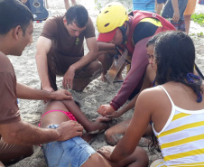 Os policiais Delmir Notte e Walter Viana da Silva fizeram um múltiplo salvamento no balneário de Albatroz, em Matinhos, e retiraram seis pessoas do mar com vida na tarde de sábado (20). Todas as vítimas receberam atendimento no Hospital Nossa Senhora dos Navegantes, inclusive os próprios policiais, que por exaustão decorrida do resgate necessitaram de cuidados.  -  Curitiba, 22/04/2019  -  Foto: PMPR