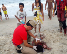 Os policiais Delmir Notte e Walter Viana da Silva fizeram um múltiplo salvamento no balneário de Albatroz, em Matinhos, e retiraram seis pessoas do mar com vida na tarde de sábado (20). Todas as vítimas receberam atendimento no Hospital Nossa Senhora dos Navegantes, inclusive os próprios policiais, que por exaustão decorrida do resgate necessitaram de cuidados.  -  Curitiba, 22/04/2019  -  Foto: PMPR