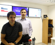 A Fomento Paraná é uma das instituições cotistas do fundo de investimentos em participação Fundo Sul Inovação. Entre os projetos escolhidos para ter apoio do fundo está a EadBox, uma startup que desenvolveu uma inovadora plataforma de Ensino a Distância (EAD). Na foto, Nilson Filatieri e Jeferson Silva. Foto: Gilson Abreu/ANPr