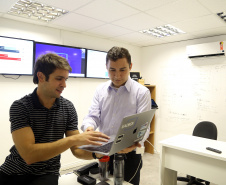 A Fomento Paraná é uma das instituições cotistas do fundo de investimentos em participação Fundo Sul Inovação. Entre os projetos escolhidos para ter apoio do fundo está a EadBox, uma startup que desenvolveu uma inovadora plataforma de Ensino a Distância (EAD). Na foto, Nilson Filatieri e Jeferson Silva. Foto: Gilson Abreu/ANPr