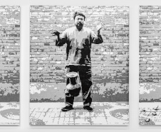RAIZ - AIWEIWEI - Um dos principais nomes da cena contemporânea mundial, Ai Weiwei deixou seu país de origem em 2015 e se destaca no cenário internacional pelo interesse que demonstra pelas questões sociais e humanas, como a crise global de refugiados e a luta pela liberdade de expressão. AI WEIWEI RAIZ é a primeira exibição do artista plástico Ai Weiwei no Brasil e também a maior já realizada por ele.Início: 02 de maioTérmino: 28 de julho  -  Foto: Divulgação MON