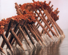 IVENS MACHADO - MESTRE DE OBRAS - A exposição de Ivens Machado apresenta desenhos, esculturas, fotografias e vídeos relacionados a diferentes períodos da trajetória do artista, procurando criar um diálogo entre as várias vertentes. Com grande intensidade artística, de forma abrangente e expressiva, a mostra exibe sua obra em Curitiba e trabalhos poucas vezes expostos no Brasil.Início: 11 de abrilTérmino: 28 de julho  -  Foto: Divulgação MON