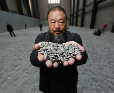 RAIZ - AIWEIWEI - Um dos principais nomes da cena contemporânea mundial, Ai Weiwei deixou seu país de origem em 2015 e se destaca no cenário internacional pelo interesse que demonstra pelas questões sociais e humanas, como a crise global de refugiados e a luta pela liberdade de expressão. AI WEIWEI RAIZ é a primeira exibição do artista plástico Ai Weiwei no Brasil e também a maior já realizada por ele.Início: 02 de maioTérmino: 28 de julho  -  Foto: Divulgação MON