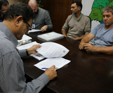 O Governo do Paraná assinou nesta segunda-feira (22) os primeiros contratos com 153 cooperativas e associações da agricultura familiar para a entrega de 28 mil toneladas de gêneros alimentícios para a merenda escolar.  -  Curitiba, 22/04/2019  -  Foto: Divulgação Fundepar
